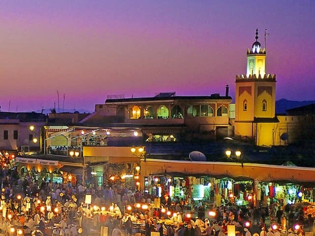 Vista noturna do mercado de Marrakech.